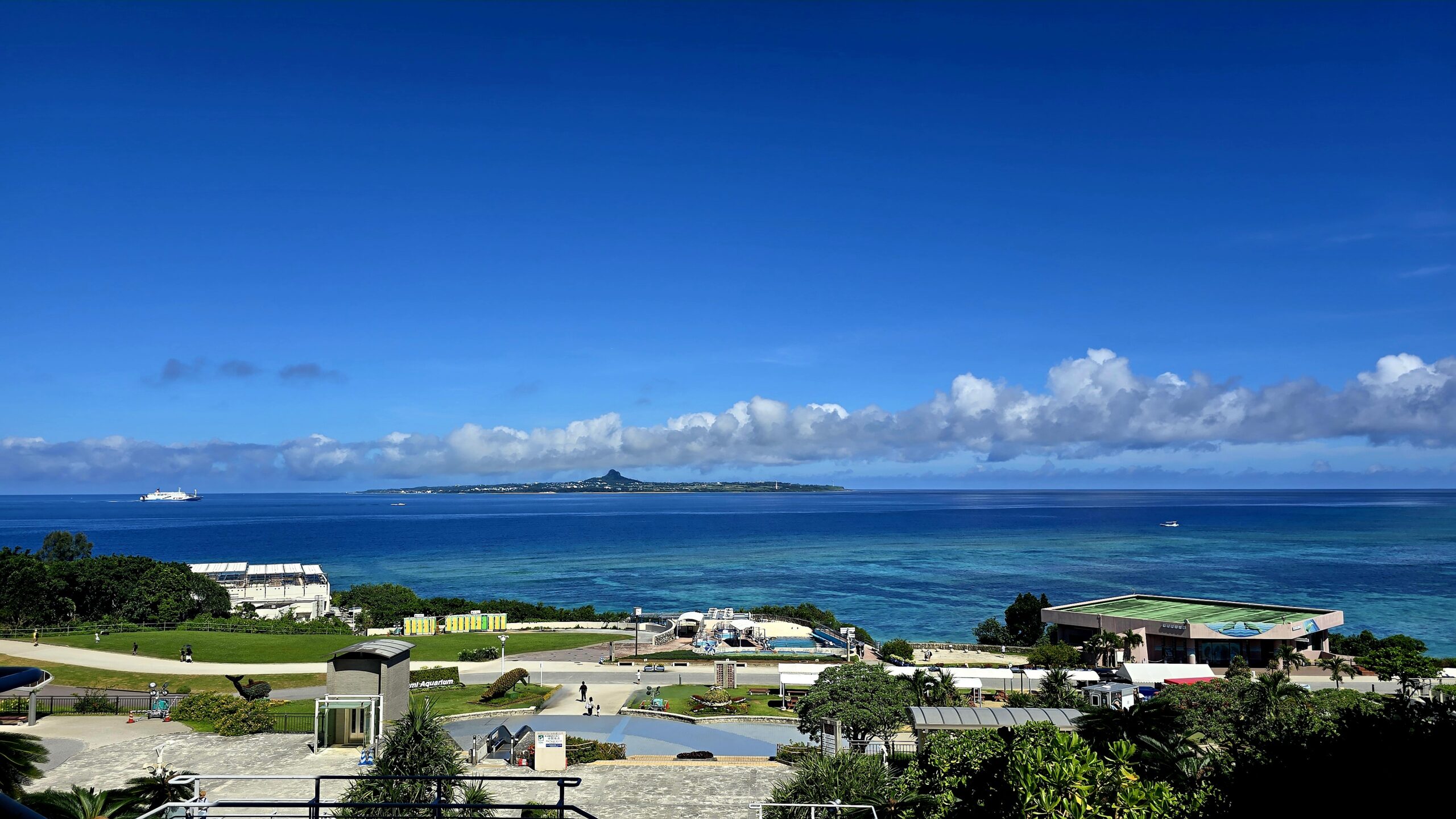 沖縄美ら海水族館 絶景デッキ からの伊江島とエメラルドの海