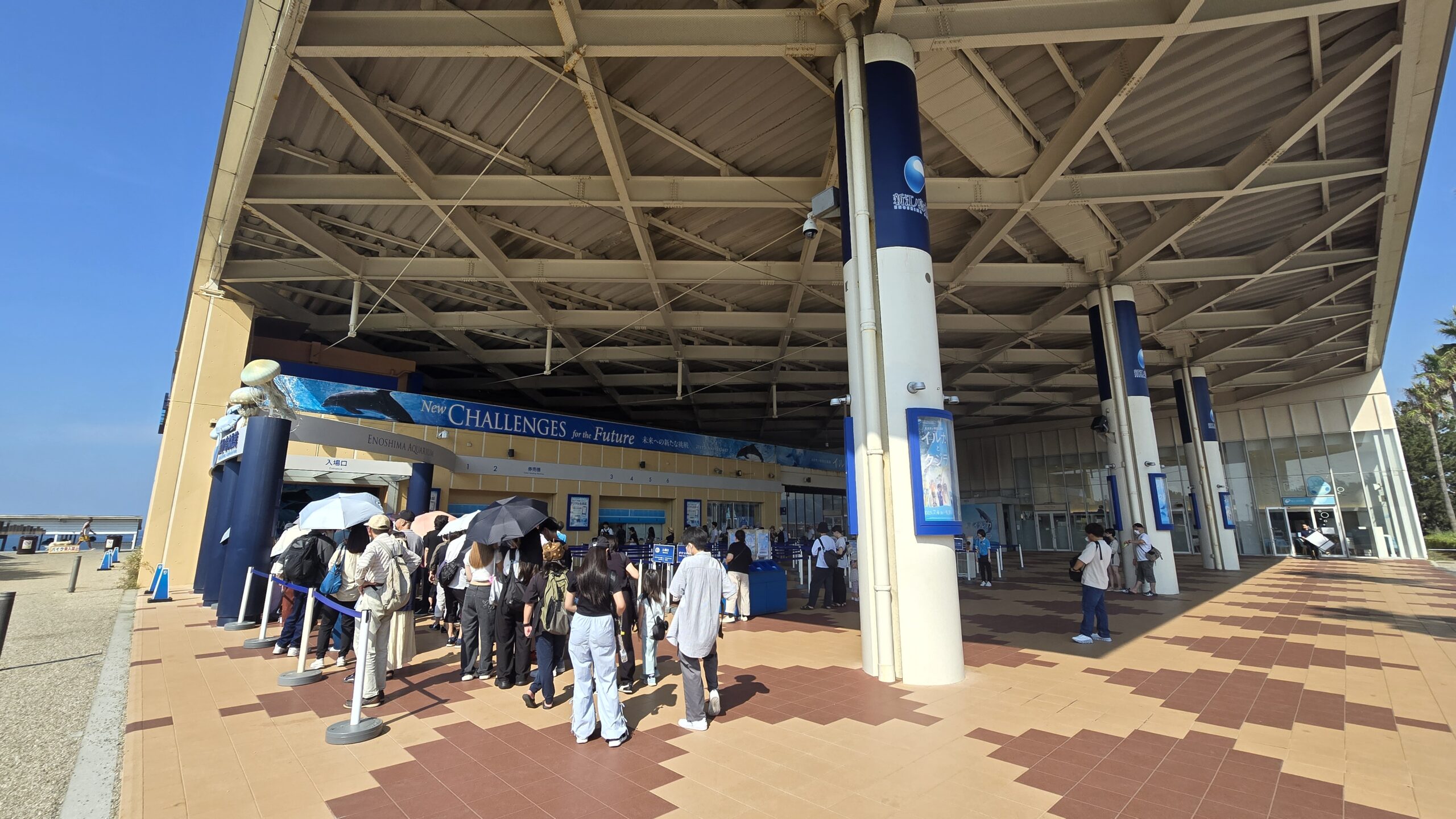 新江ノ島水族館 エントランスとチケット売り場・開館前の行列