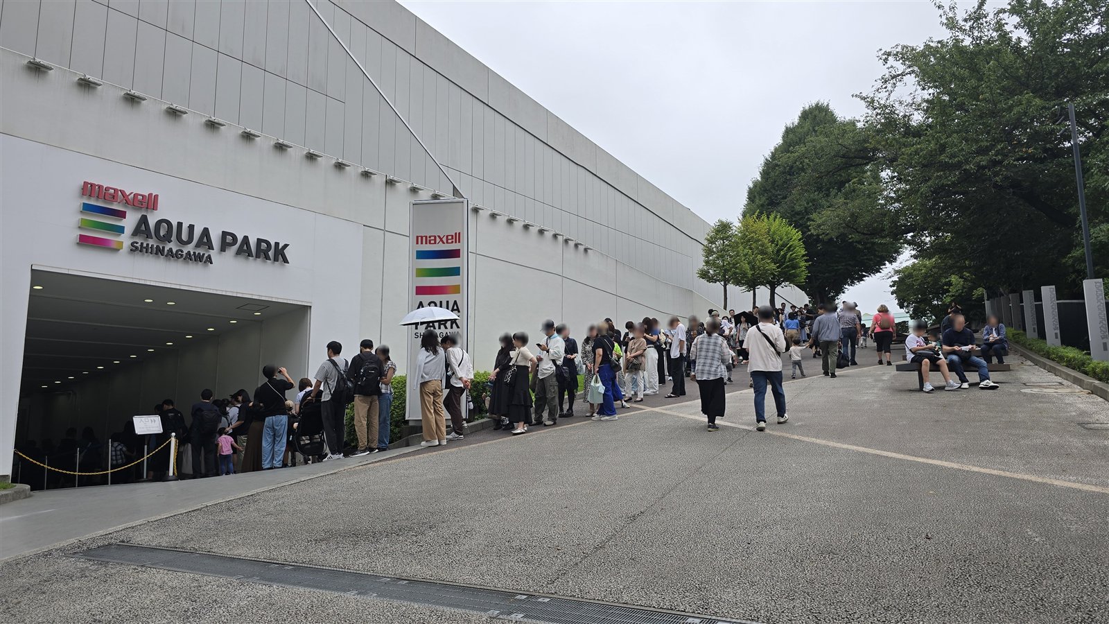 マクセル アクアパーク品川 開館前に建物の外まで伸びた入場列