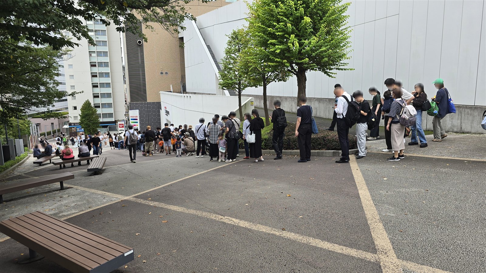 マクセル アクアパーク品川 開館前の入場列の後方