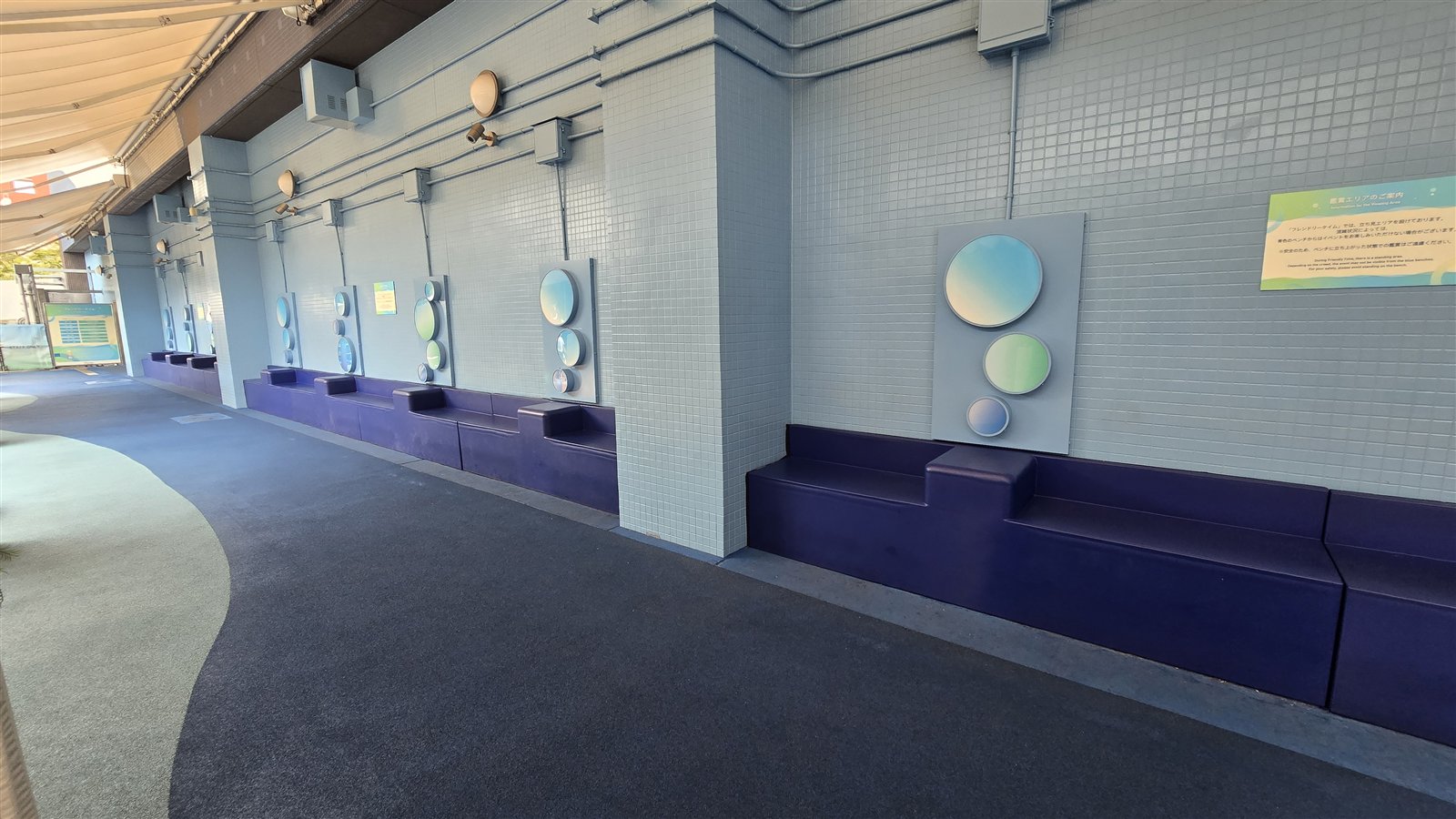マクセル アクアパーク品川 フレンドリースクエアの壁側シート