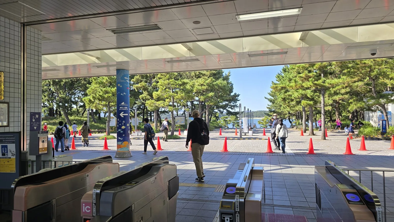 横浜・八景島シーパラダイス 八景島駅の改札を出たところ