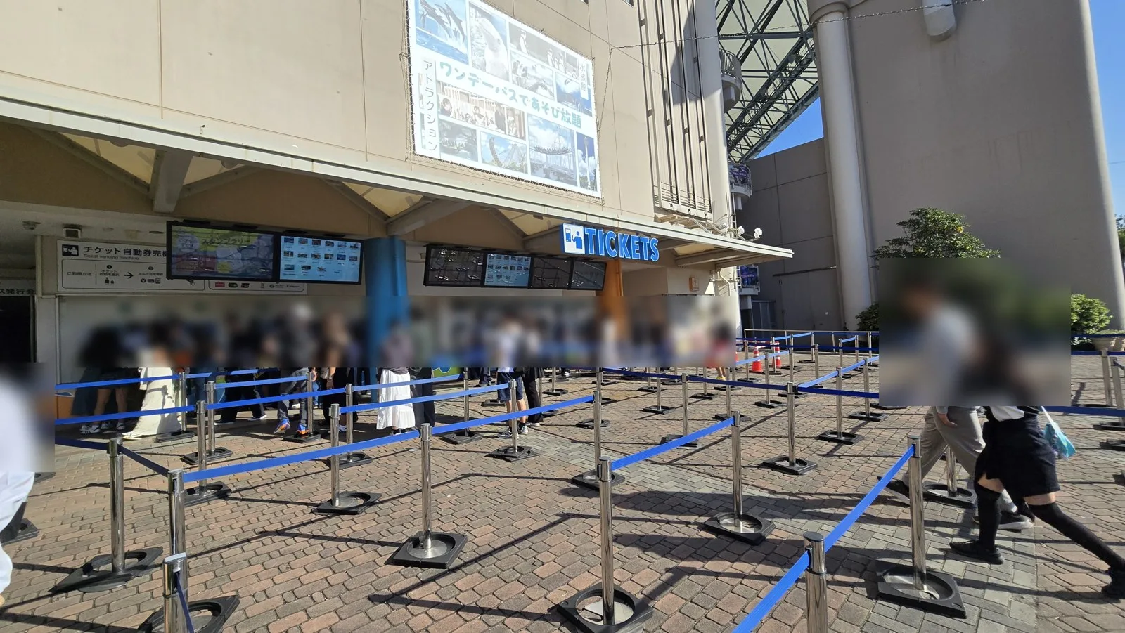 横浜・八景島シーパラダイス 14時34分のチケット売場（券売機の前に十数人）