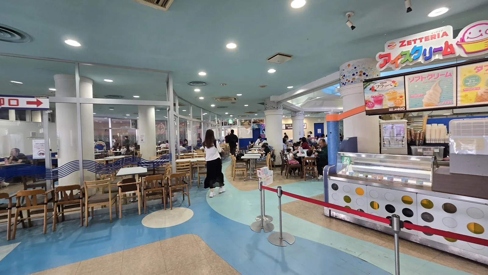 横浜・八景島シーパラダイス テーブル席の多いフードコート