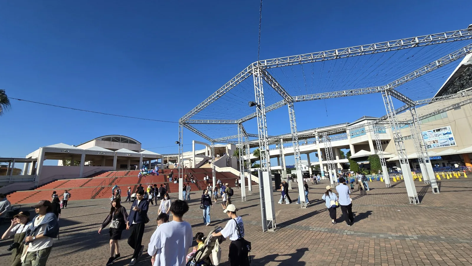 横浜・八景島シーパラダイス 人が分散する島の中央広場